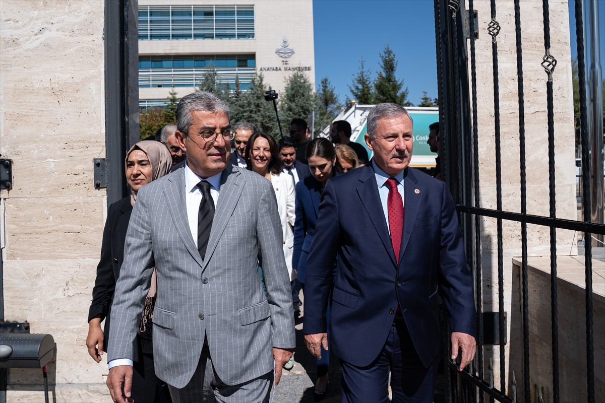 CHP, zeytinlik alanlar, meralar ve ormanların madencilik faaliyetlerine açıldığı gerekçesiyle...