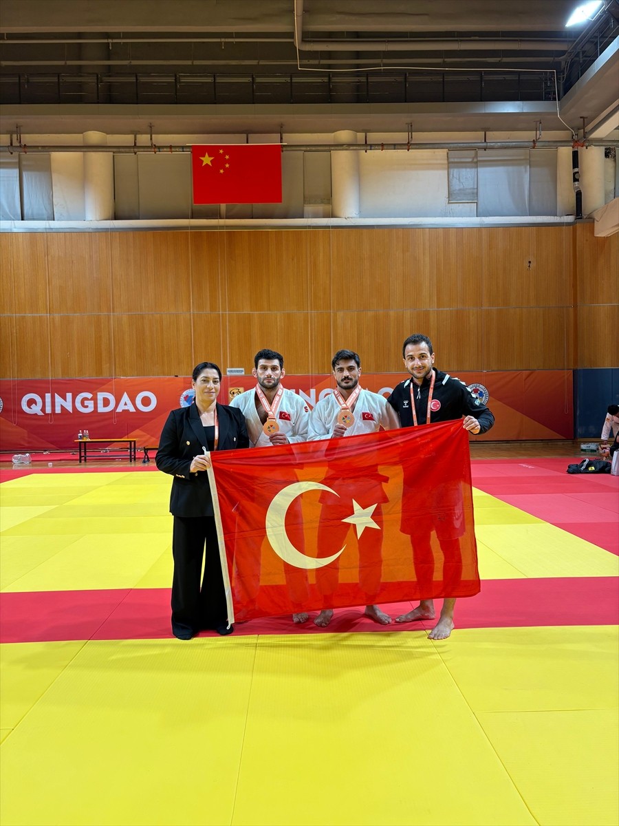 Çin'de düzenlenen Qingdao Grand Prix 2025'te milli judocular Ejder Toktay (sağda) ve Vedat...