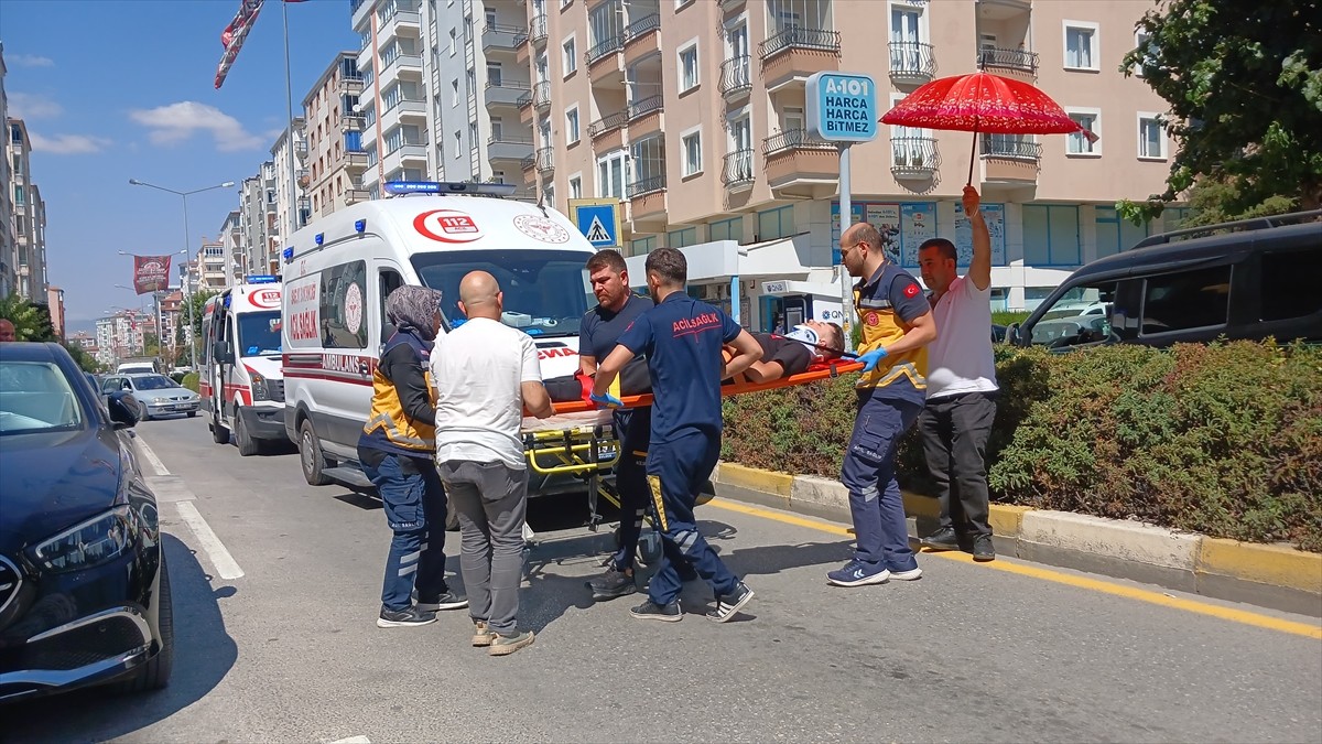 Çorum'da motosikletin yayaya çarptığı kazada 2 kişi yaralandı. Kaza yerine sağlık ekipleri sevk...