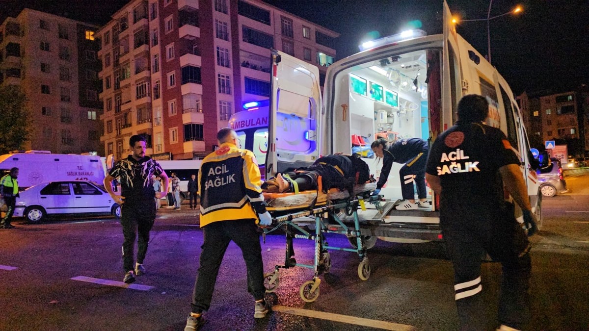 Çorum'da otomobil ile çarpışan elektrikli motosikletteki 2'si çocuk 4 kişi yaralandı. Yaralılar...