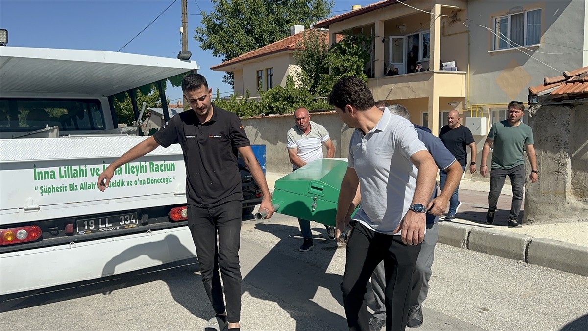 Çorum'un Alaca ilçesinde bulunduğu dairenin balkonundan bir alt katın balkonuna düşen engelli kişi...