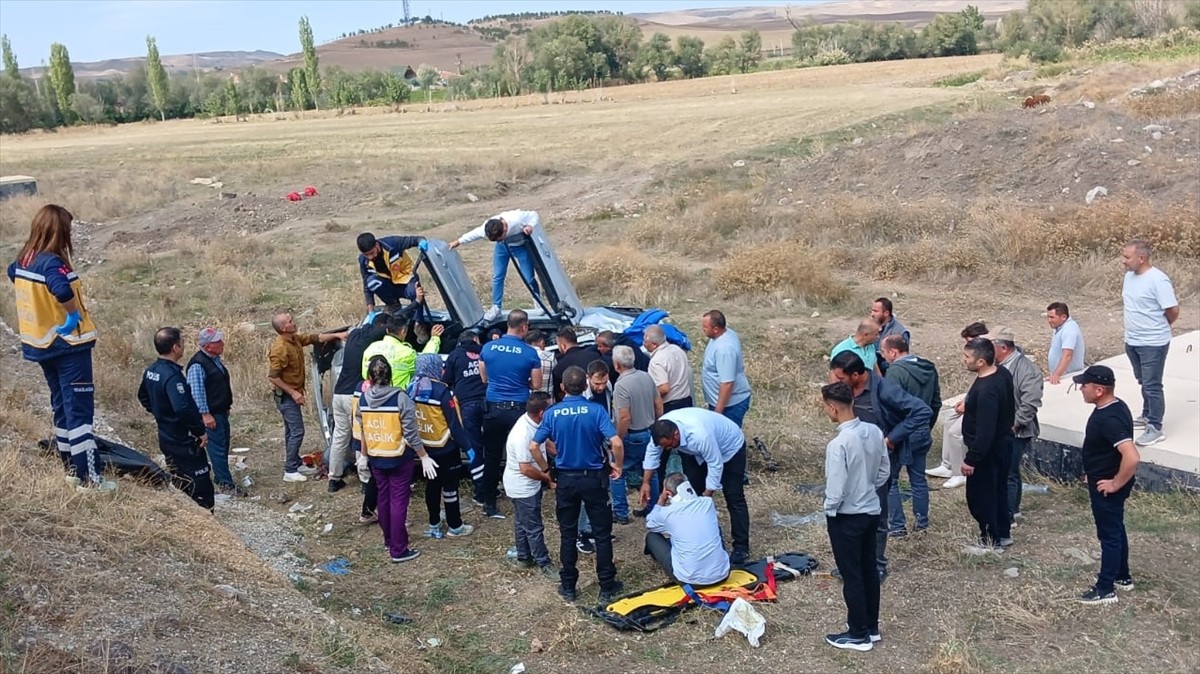 Çorum'un Alaca ilçesinde düğün konvoyunda meydana gelen trafik kazasında iki kişi yaralandı.