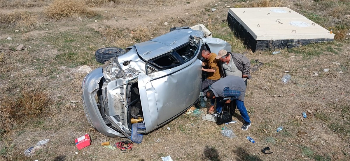 Çorum'un Alaca ilçesinde düğün konvoyunda meydana gelen trafik kazasında iki kişi yaralandı.