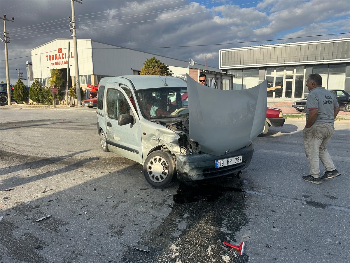 Çorum'un Alaca ilçesinde hafif ticari araç ile otomobilin çarpışması sonucu 3 kişi...