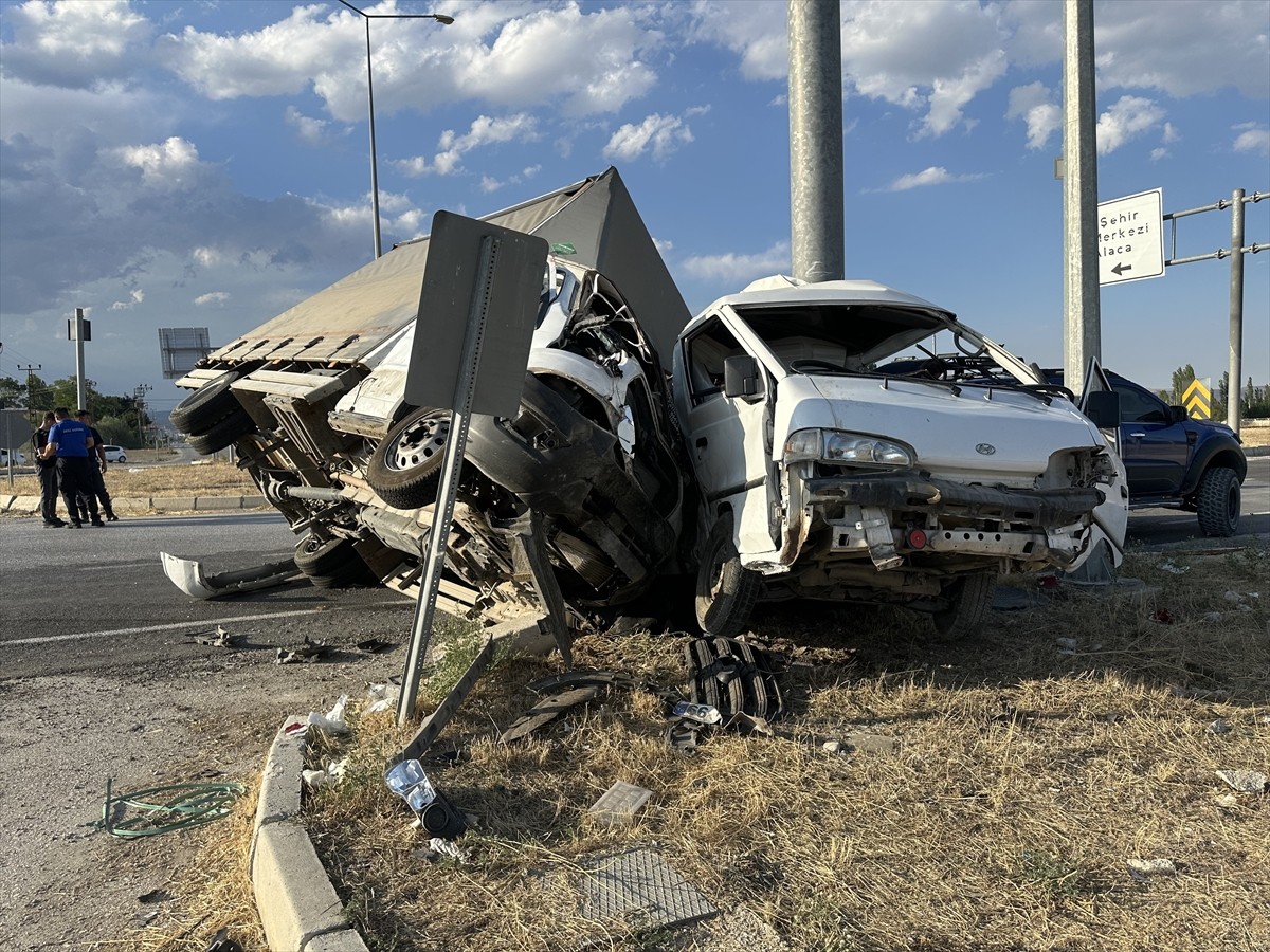 Çorum'un Alaca ilçesinde kamyonetle minibüsün çarpıştığı kazada 5 kişi yaralandı.