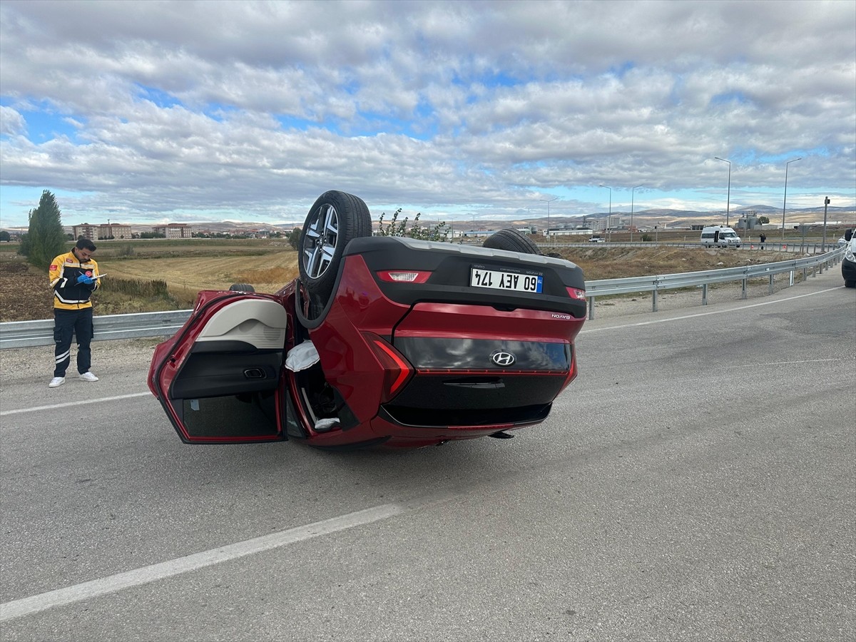 Çorum'un Alaca ilçesinde otomobil ile hafif ticari aracın çarpışması sonucu 3 kişi yaralandı....