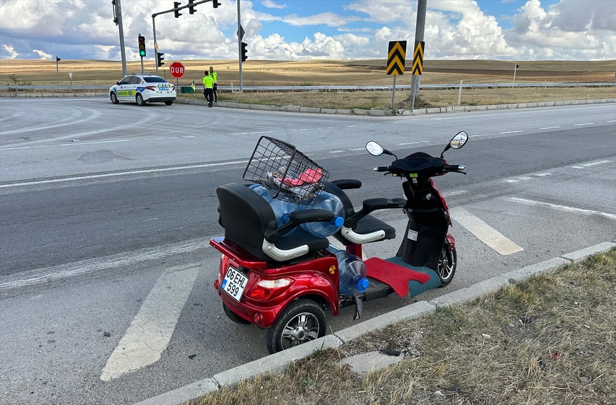 Çorum'un Alaca ilçesinde taksi ile elektrikli motosikletin çarpışması sonucu 1 kişinin yaralandığı...
