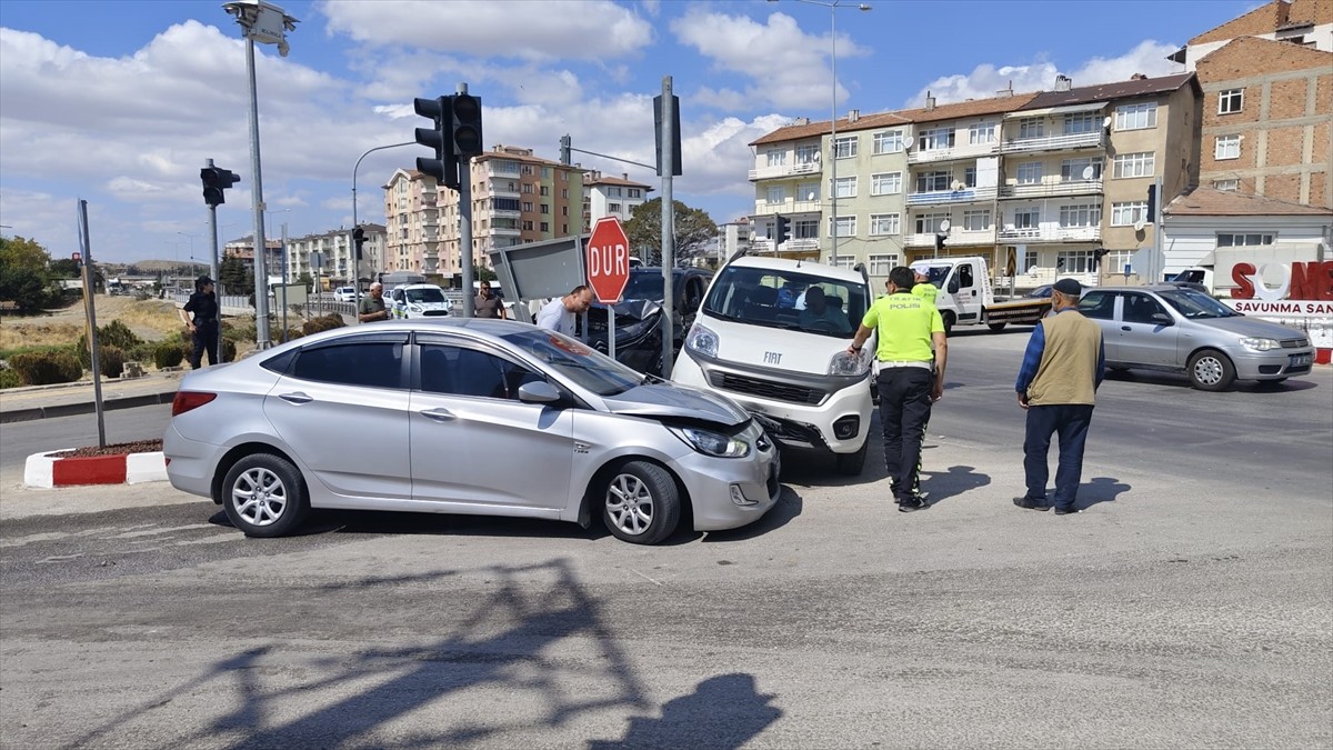 Çorum'un Sungurlu ilçesinde 3 aracın karıştığı trafik kazasında 2 kişi yaralandı. Kaza yerine...