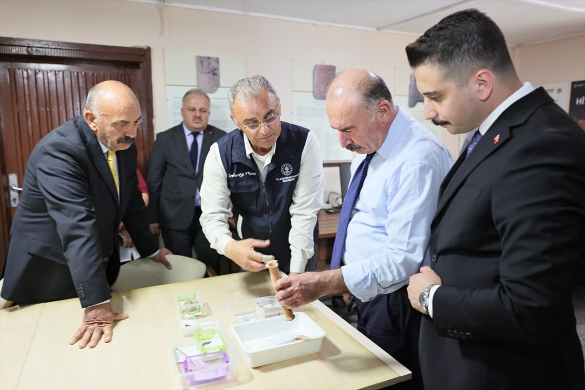 Çorum Valisi Ali Çalgan (sağ 2), Ortaköy ilçesindeki Şapinuva Antik Kenti’nde devam eden kazı...