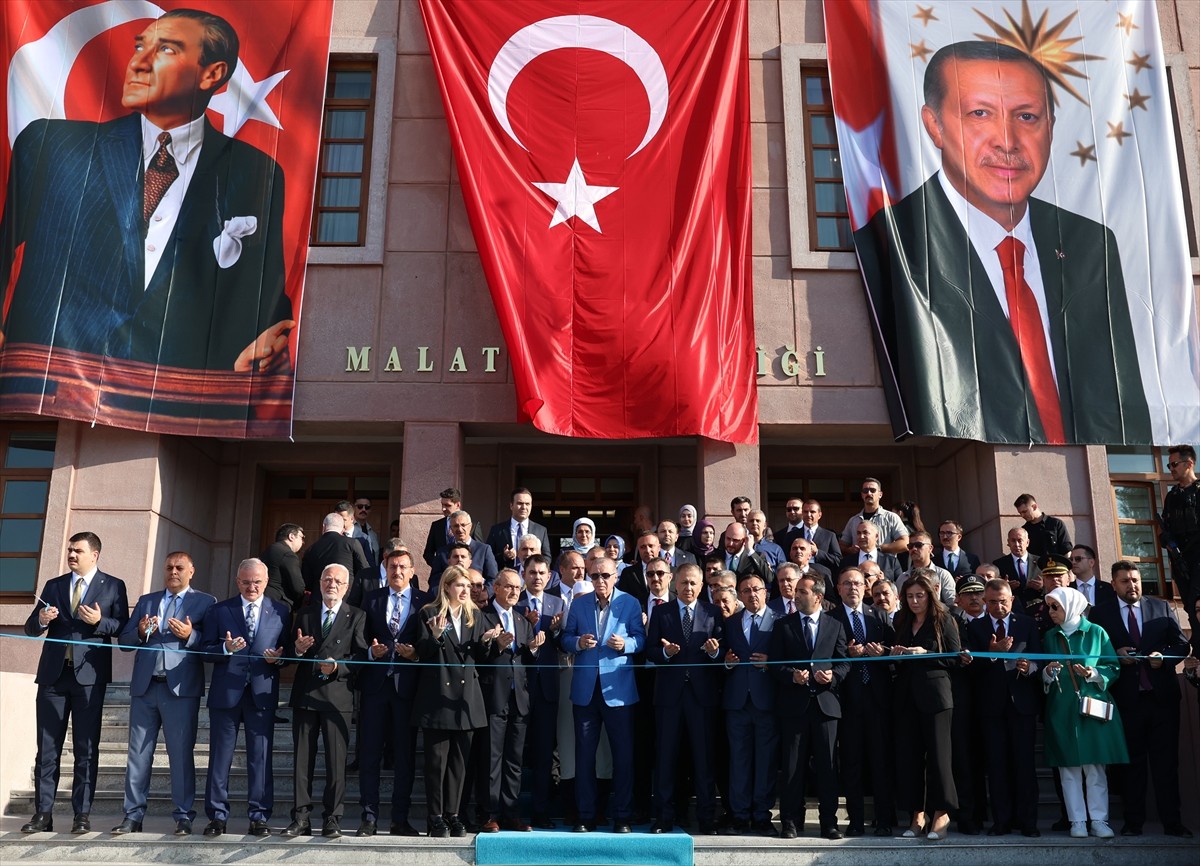 Cumhurbaşkanı Recep Tayyip Erdoğan, Malatya Valiliğinin yeni hizmet binasının açılışını yaptı....