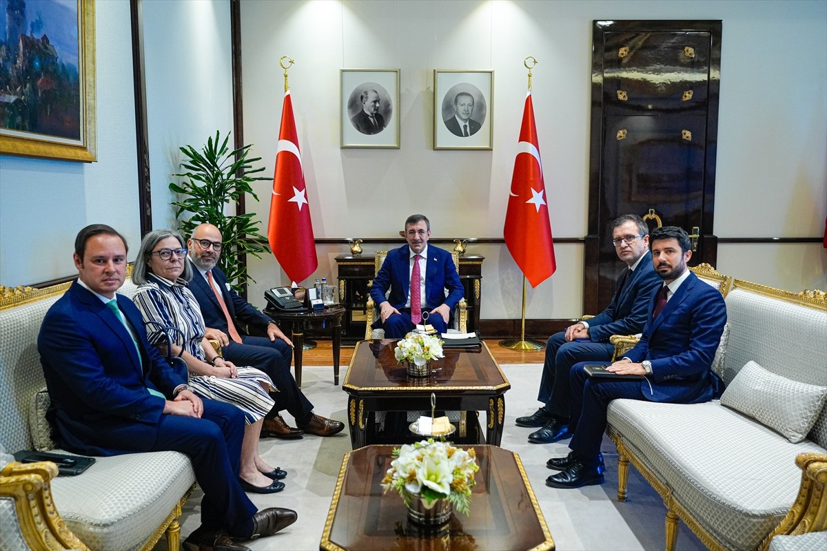 Cumhurbaşkanı Yardımcısı Cevdet Yılmaz (sağ 3), Portekiz Altyapı ve Konut Bakanı Miguel Pinto Luz...