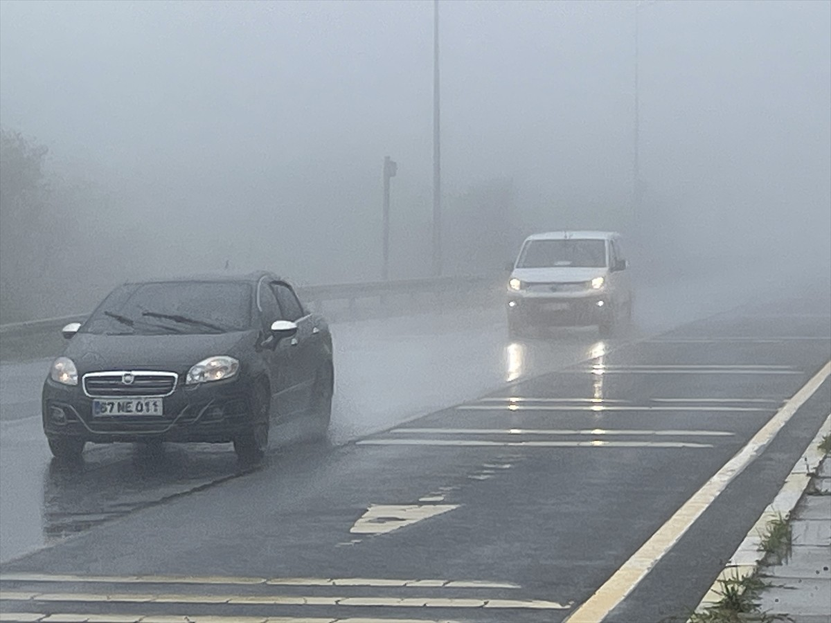 D-100 kara yolunun Bolu Dağı kesiminde etkili olan sağanak ve sis nedeniyle görüş mesafesi 30...