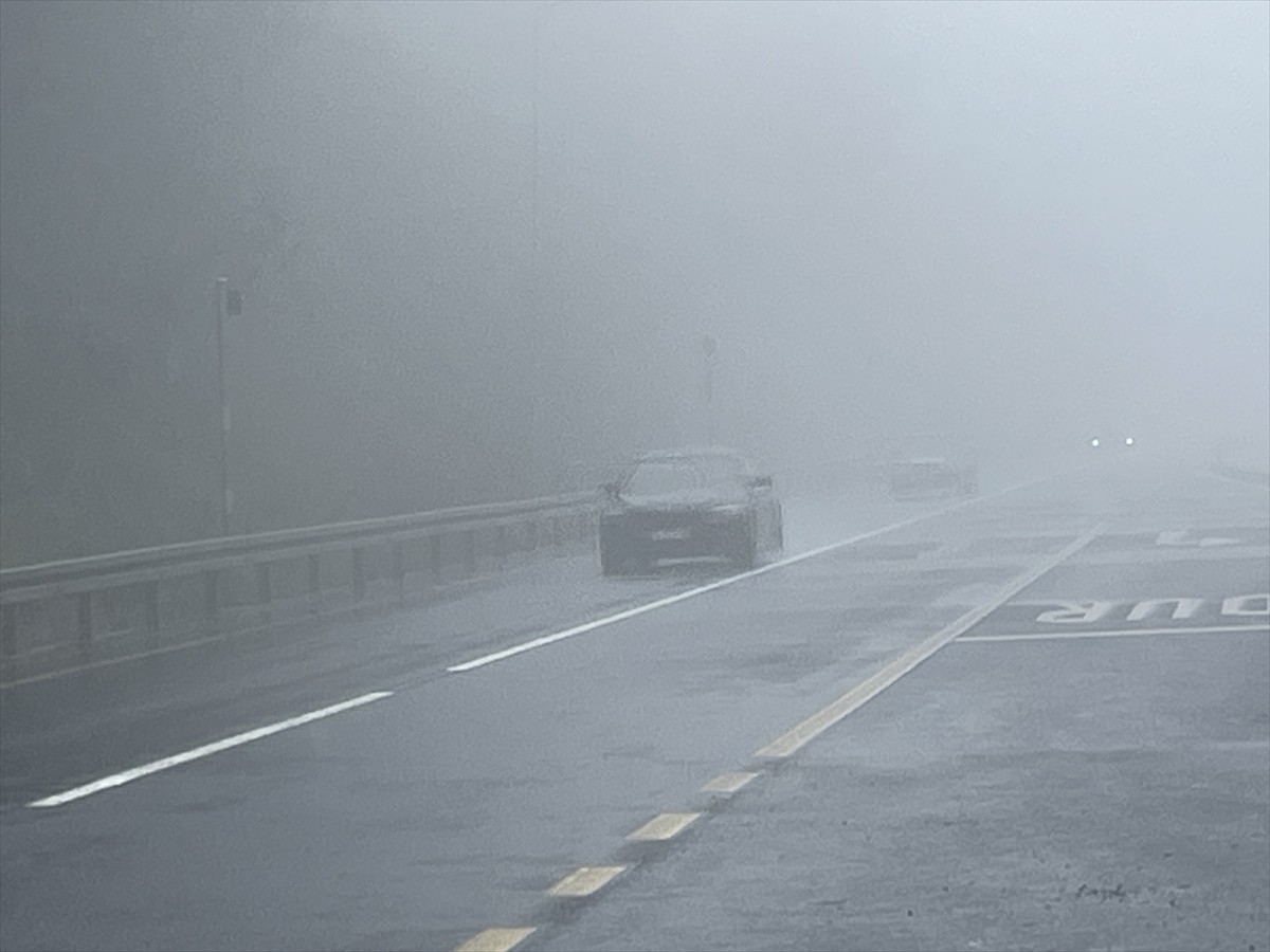 D-100 kara yolunun Bolu Dağı kesiminde etkili olan sağanak ve sis nedeniyle görüş mesafesi 30...