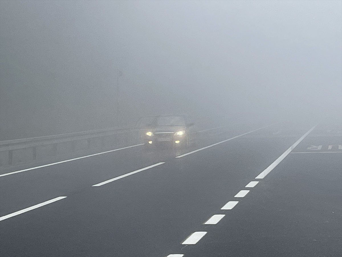 D-100 kara yolunun Bolu Dağı kesiminde etkili olan sis nedeniyle görüş mesafesi 25 metreye kadar...