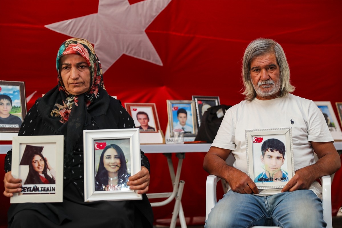 Dağa kaçırılan çocukları için eski HDP il binası önünde oturma eylemi yapan Diyarbakır anneleri...