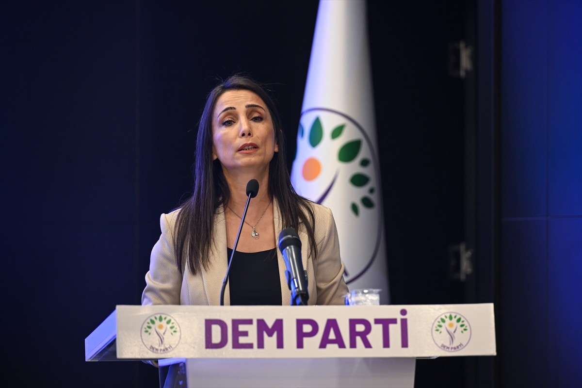  DEM Parti Eş Genel Başkanı Tülay Hatimoğulları, parti genel merkezinde, İl Eş Başkanları...