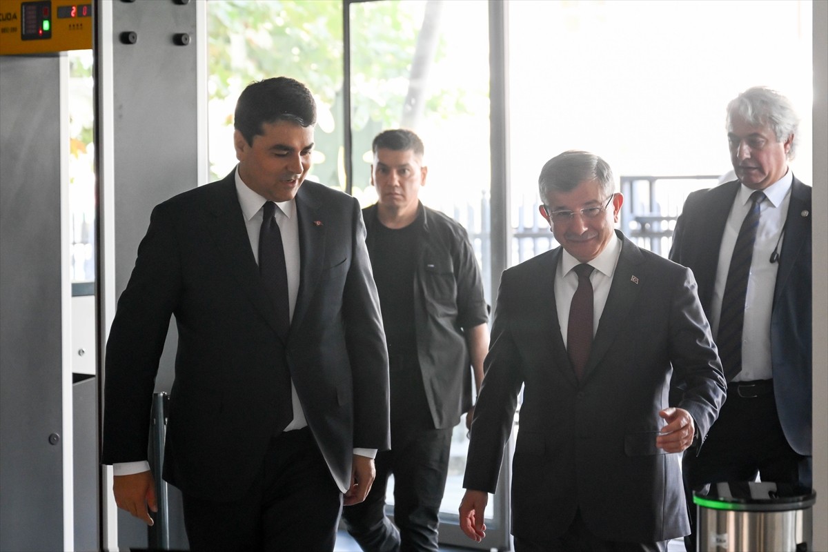 Demokrat Parti Genel Başkanı Gültekin Uysal (solda), Gelecek Partisi Genel Başkanı Ahmet...