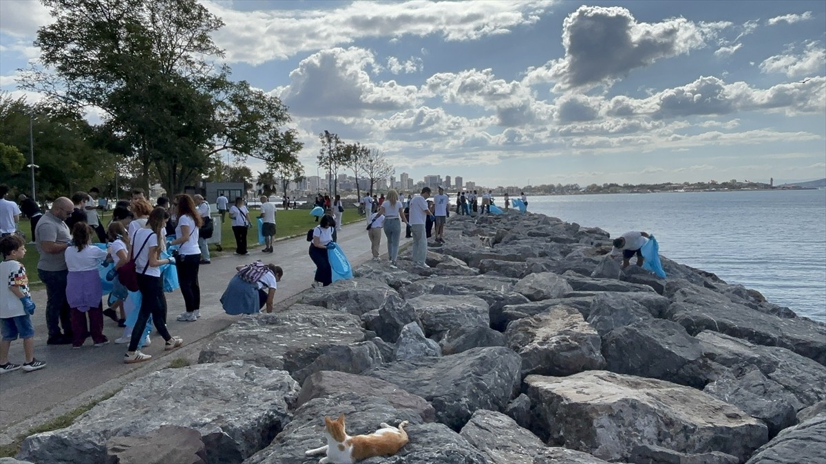 Deniz Temiz Derneğince (TURMEPA), "Uluslararası Kıyı Temizleme Günü" kapsamında Kadıköy Moda...