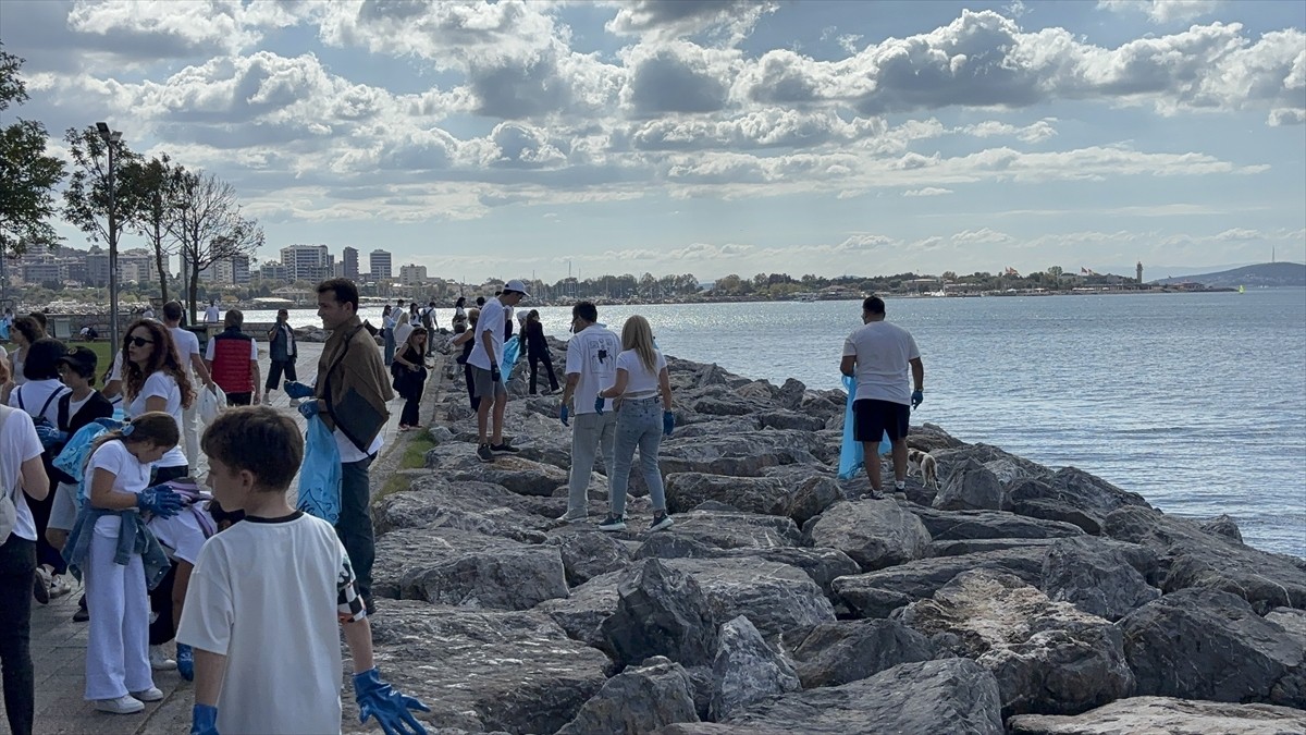 Deniz Temiz Derneğince (TURMEPA), "Uluslararası Kıyı Temizleme Günü" kapsamında Kadıköy Moda...