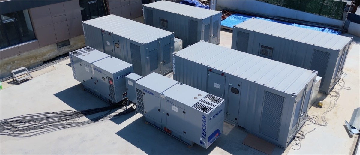 Denizaltıların göreve çıkmadan önce kıyıda bataryalarının şarj edilmesini sağlamak için Türkiye'de...