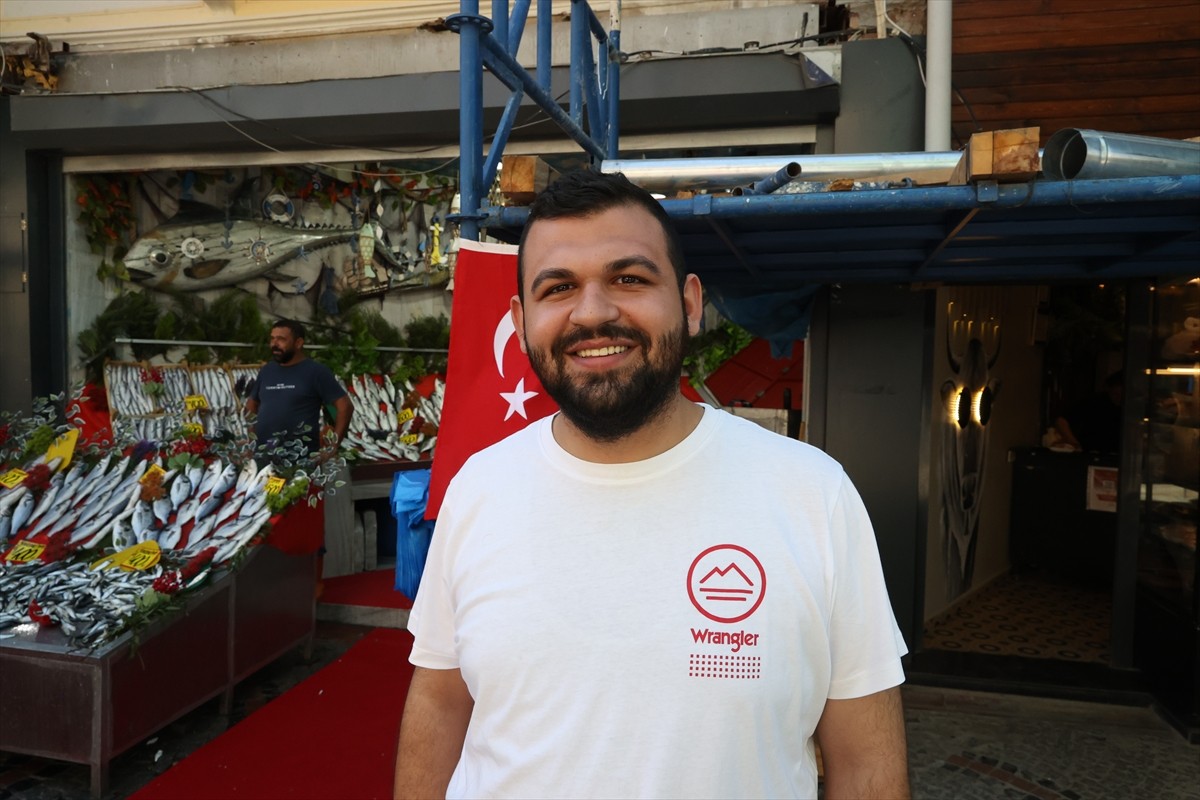 Denizlerde av yasağının sona ermesiyle denize açılan balıkçıların yakaladığı balıklar tezgahlarda...