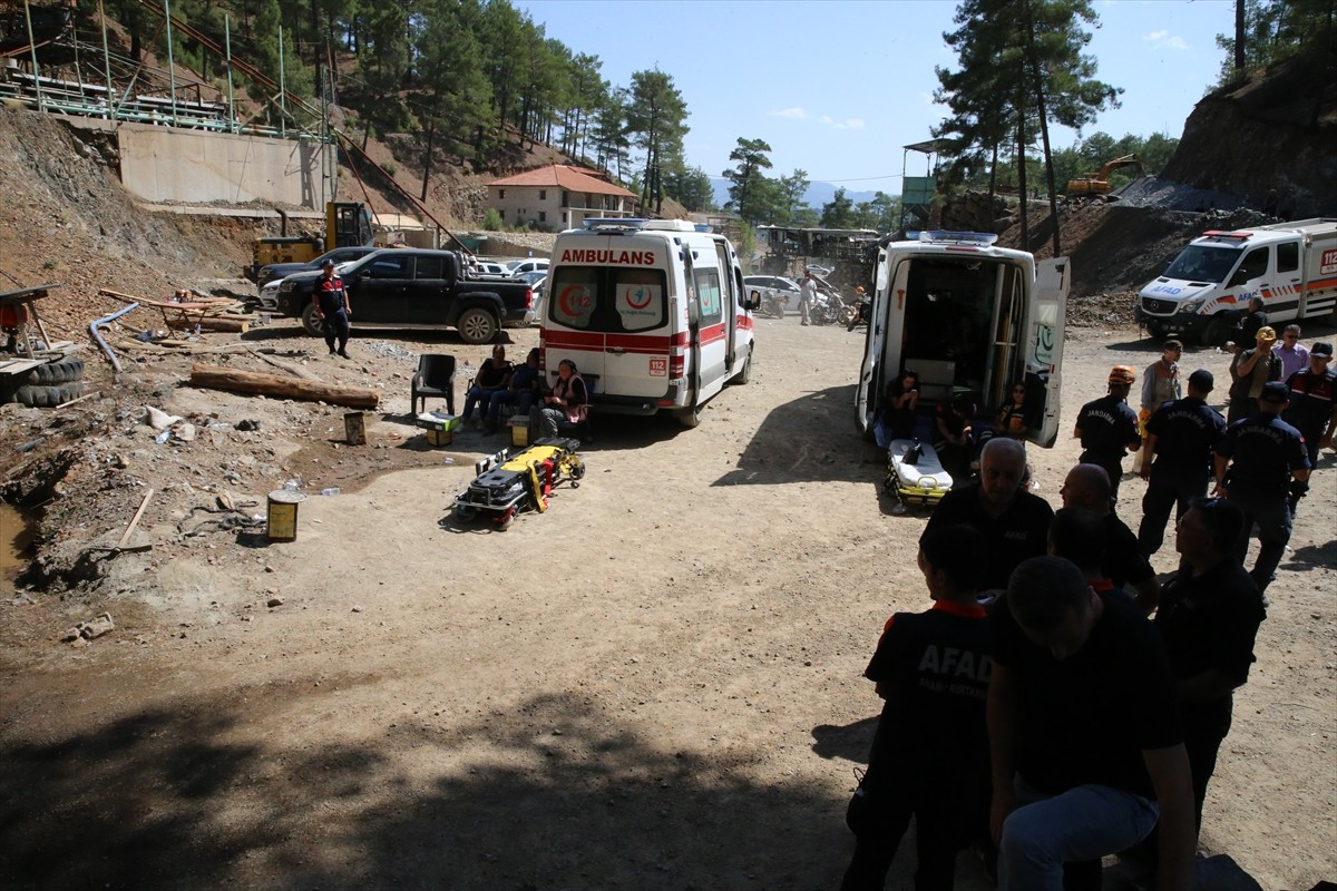 Denizli'nin Acıpayam ilçesindeki madende dün meydana gelen göçükte mahsur kalan iki işçiye...