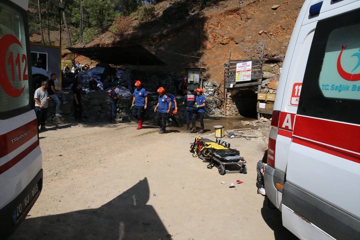 Denizli'nin Acıpayam ilçesindeki madende dün meydana gelen göçükte mahsur kalan iki işçiye...