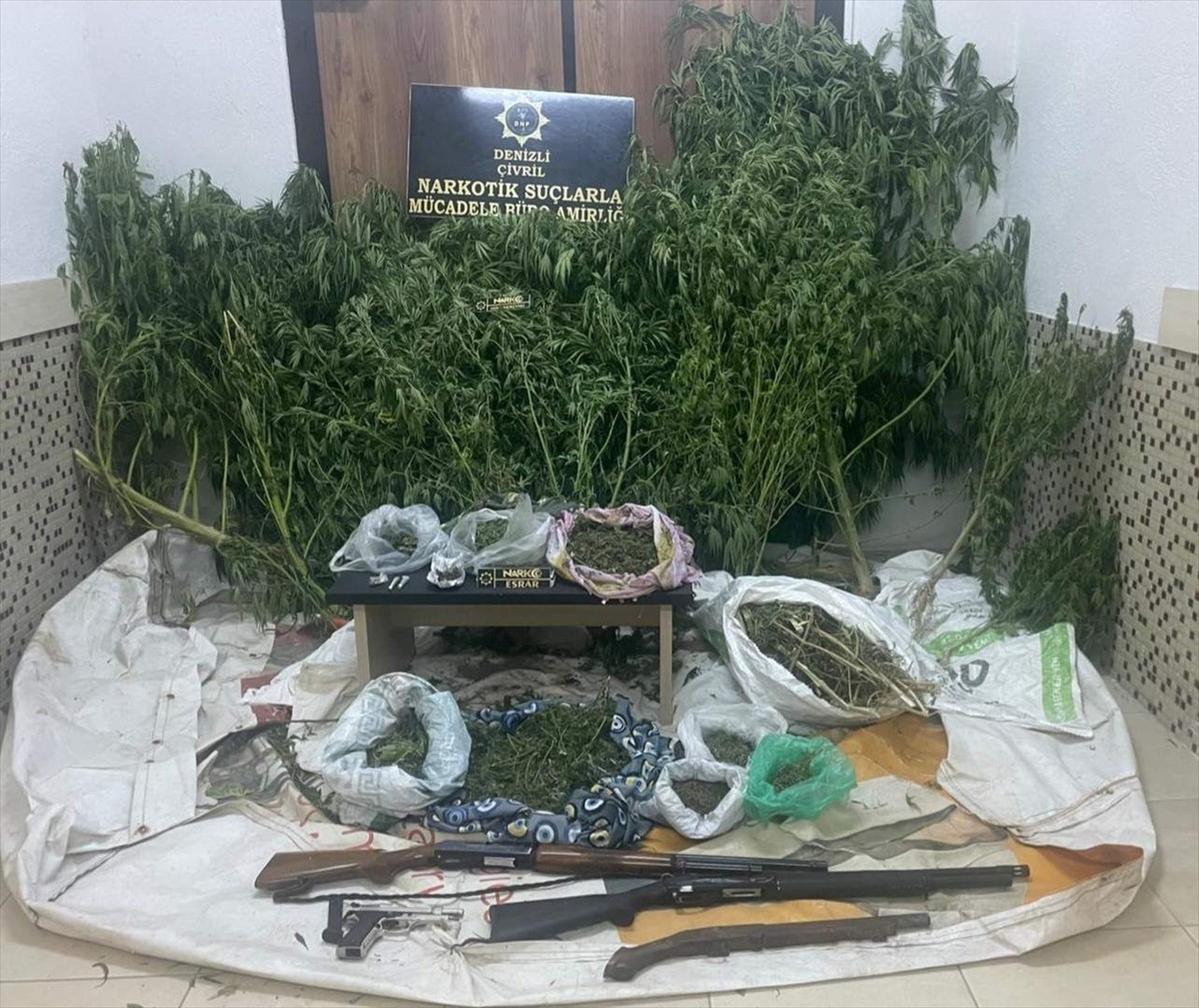 Denizli'nin Çivril ilçesinde düzenlenen uyuşturucu operasyonunda yakalanan 3 şüpheliden 2'si...