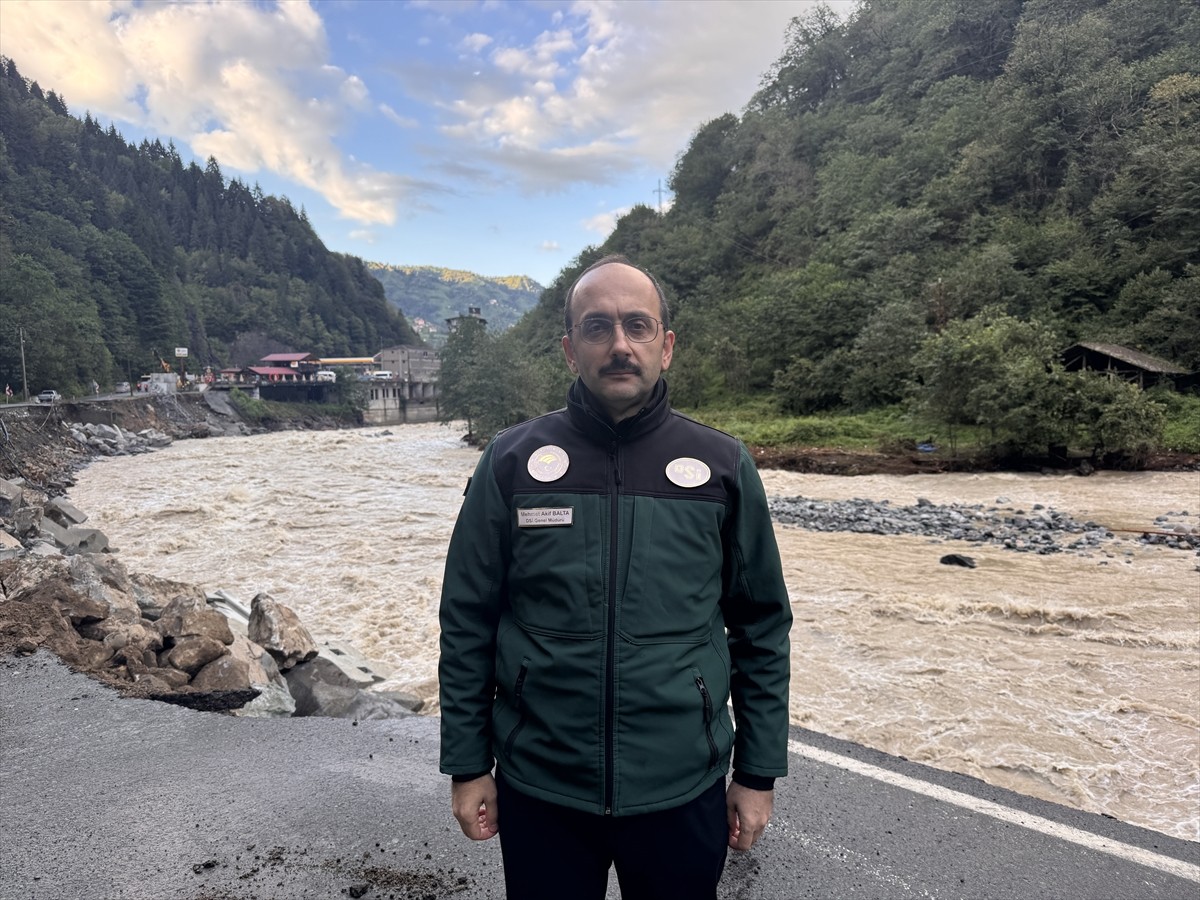 Devlet Su İşleri (DSİ) Genel Müdürü Mehmet Akif Balta, Rize'de gazetecilere açıklamada...