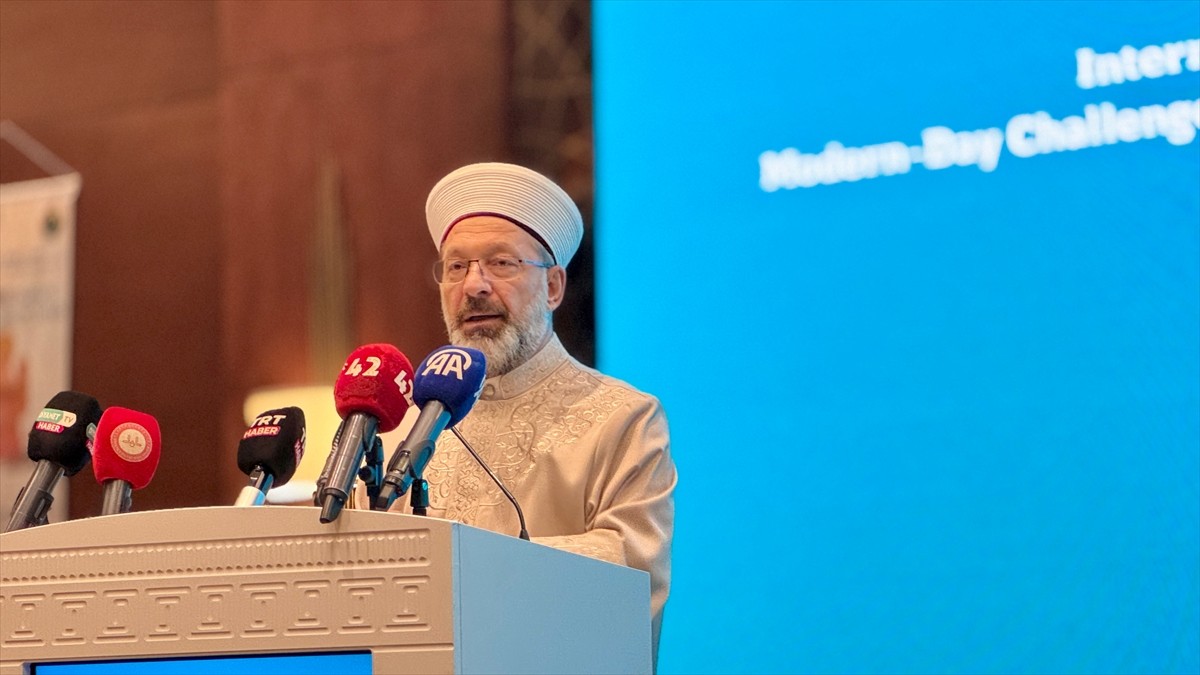 Diyanet İşleri Başkanı Ali Erbaş, Konya'da bir otelde "Günümüzde Aileye Yönelik Tehditler ve Çözüm...