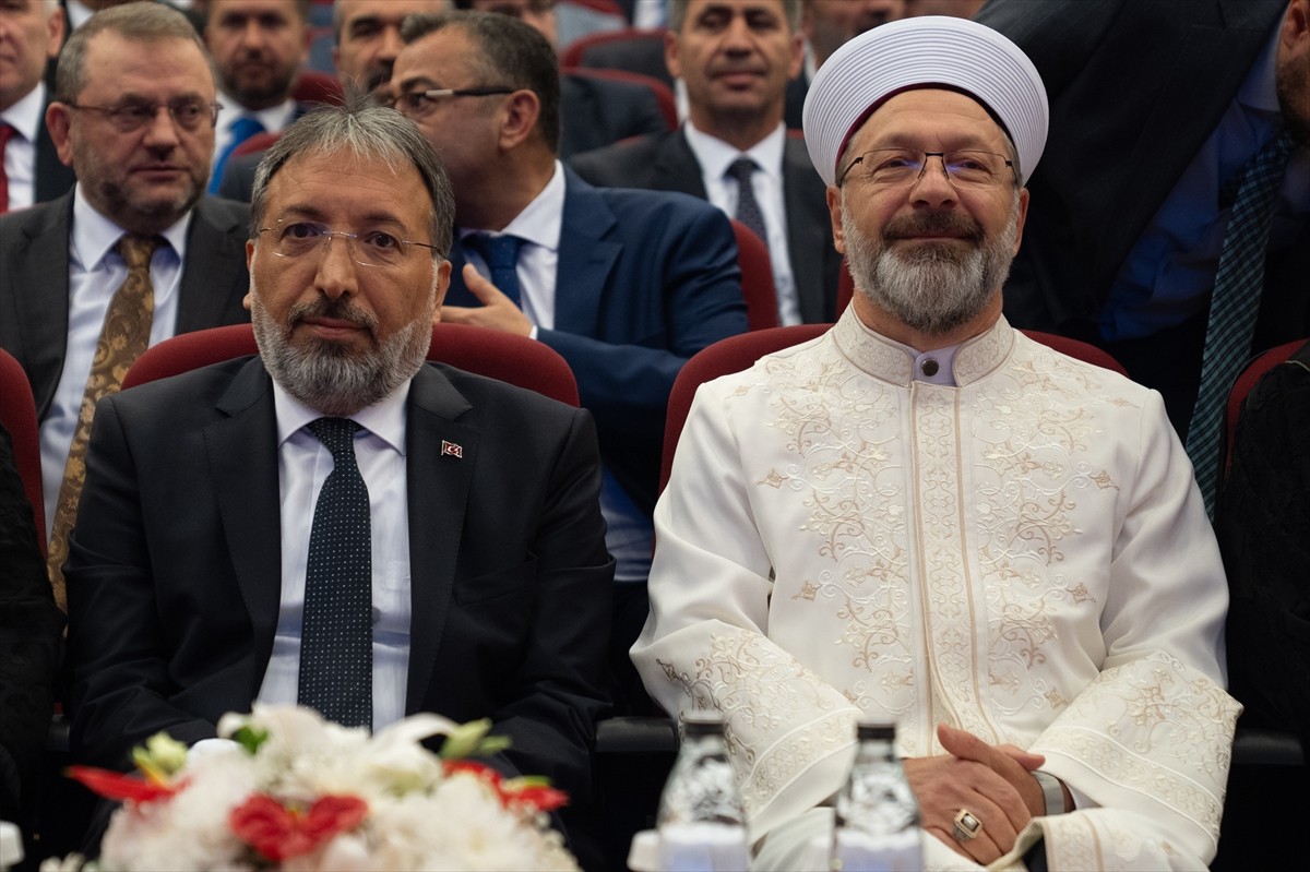 Diyanet İşleri Başkanlığına atanan Safi Arpaguş (solda), Başkanlığın konferans salonunda...
