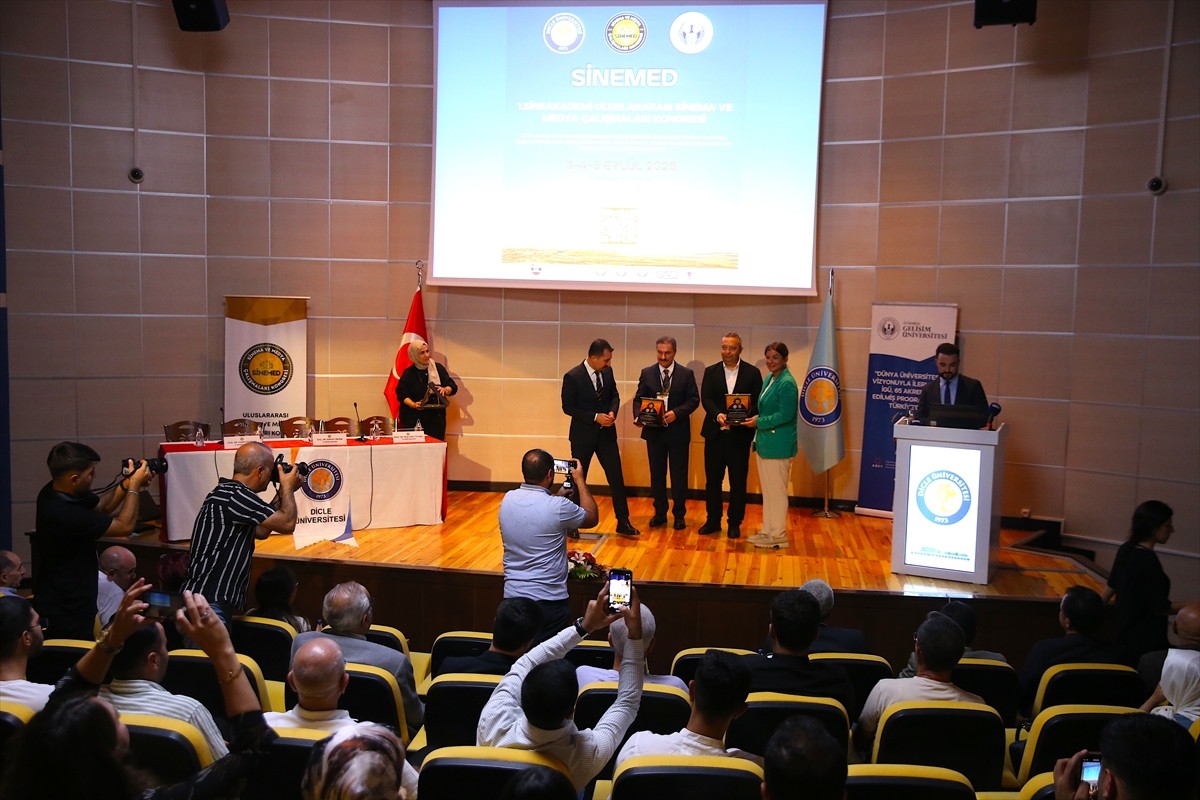 Diyarbakır'da 1. SineAkademi Uluslararası Sinema ve Medya Çalışmaları Kongresi (SineMed) başladı....