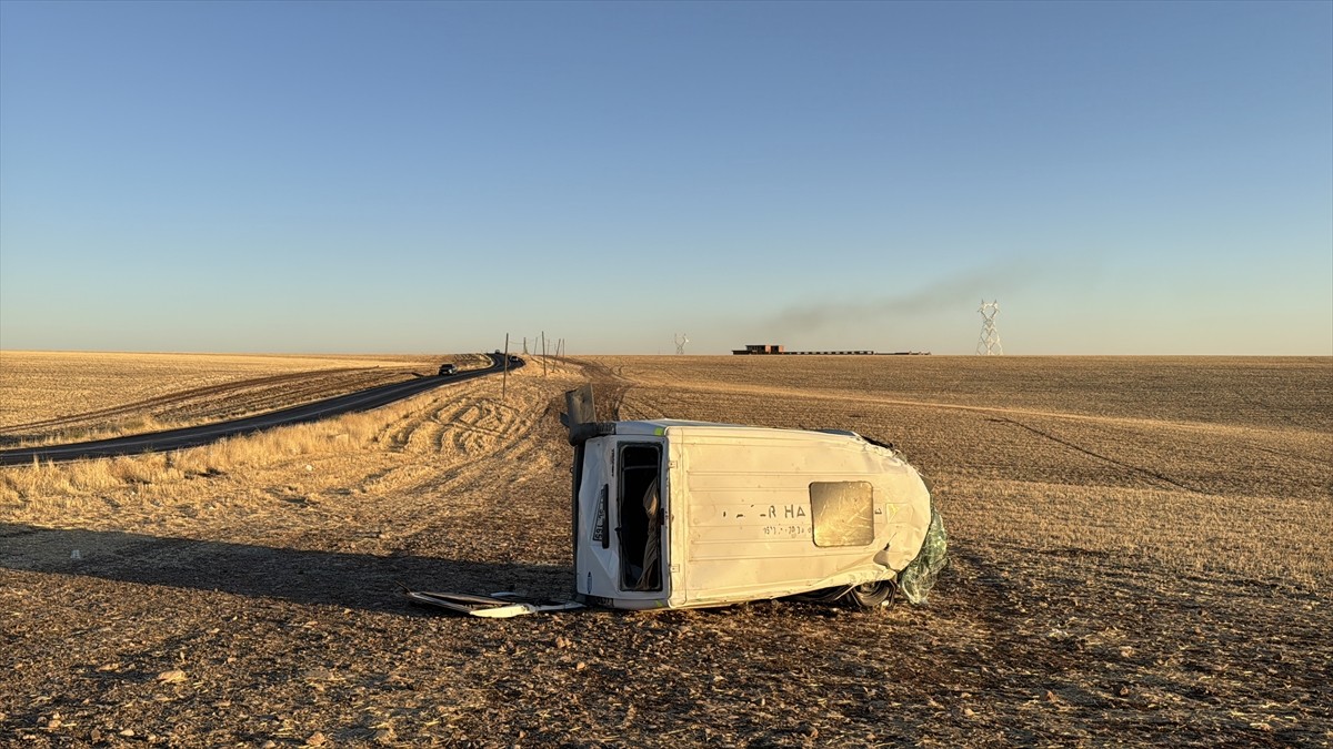 Diyarbakır'da otomobil ile öğrencileri taşıyan minibüsün çarpışması sonucu 8'i öğrenci, 9 kişi...