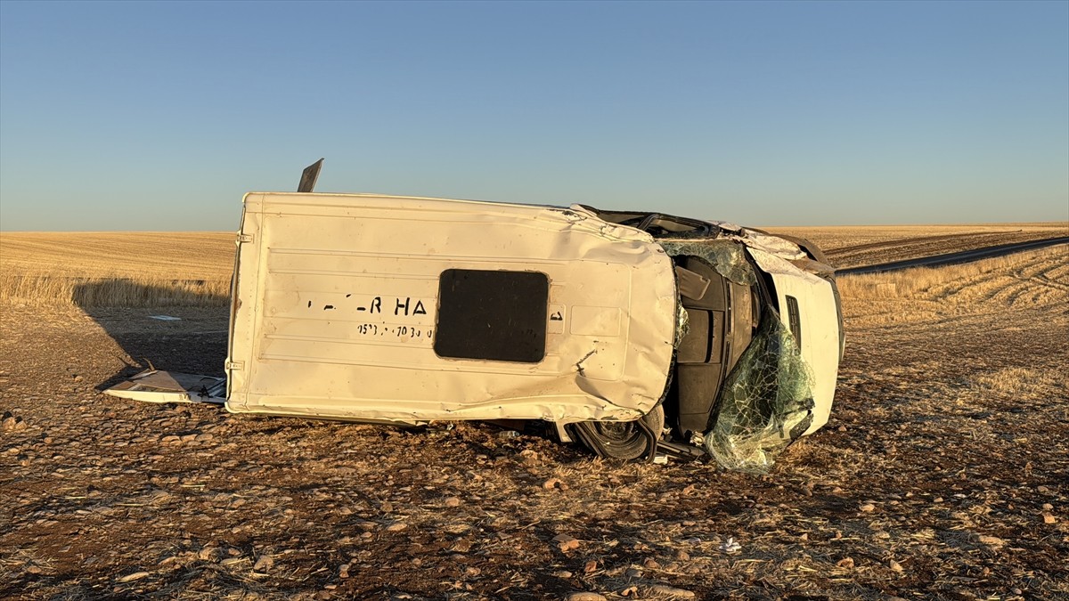 Diyarbakır'da otomobil ile öğrencileri taşıyan minibüsün çarpışması sonucu 8'i öğrenci, 9 kişi...