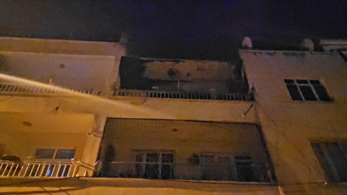 Diyarbakır'ın Bismil ilçesinde bir evde çıkan yangında 2 yaşındaki çocuk öldü, kardeşi ve annesi...