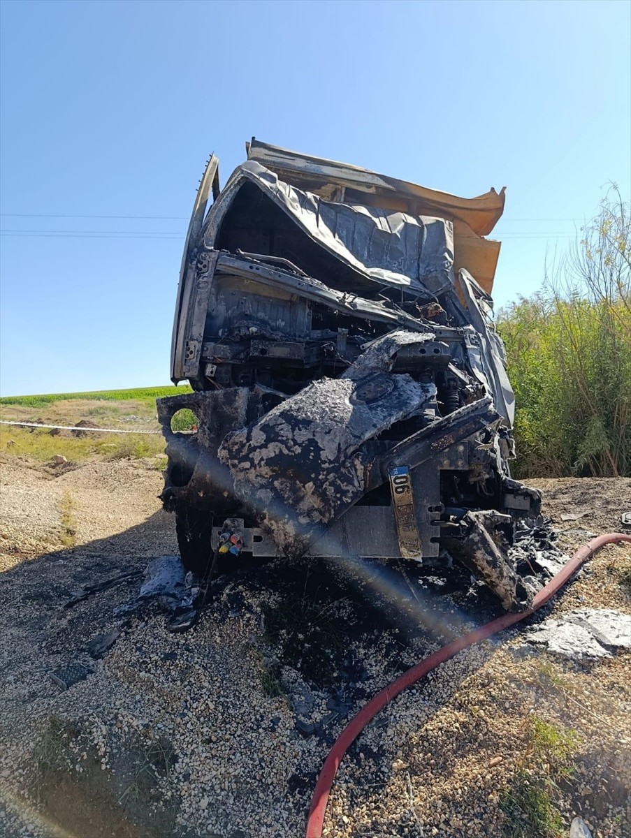 Diyarbakır'ın Çınar ilçesinde şarampole devrilen kamyonun sürücüsü hayatını kaybetti. İtfaiye...