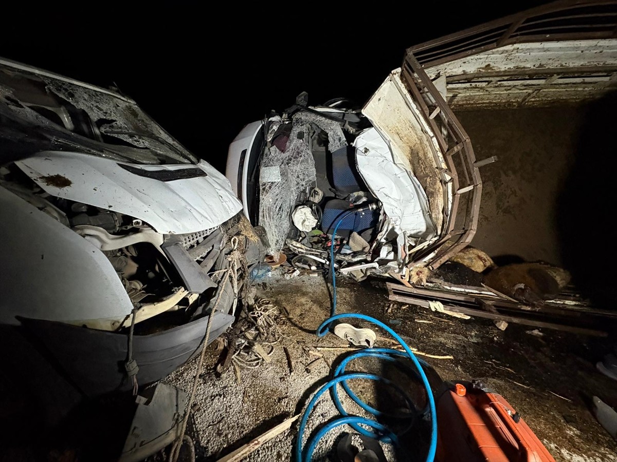 Diyarbakır'ın merkez Sur ilçesinde meydana gelen trafik kazasında, 2 kişi hayatını kaybetti, 1...