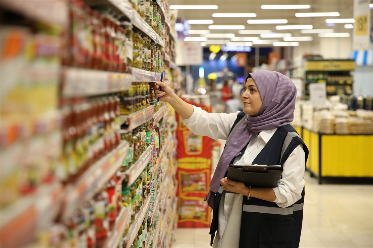 Diyarbakır Ticaret İl Müdürlüğü ekipleri, marketlerde temel gıda ve ihtiyaç malzemelerine yönelik...