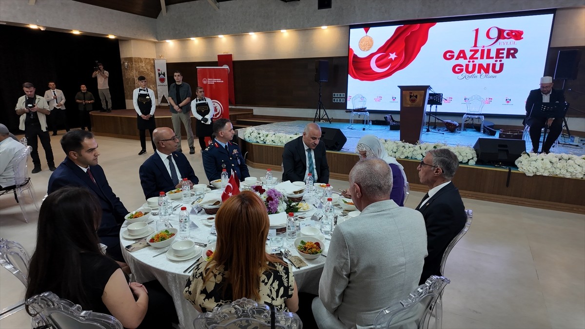 Diyarbakır Valisi Murat Zorluoğlu, 19 Eylül Gaziler Günü dolayısıyla şehit yakınları ve gazilerle...