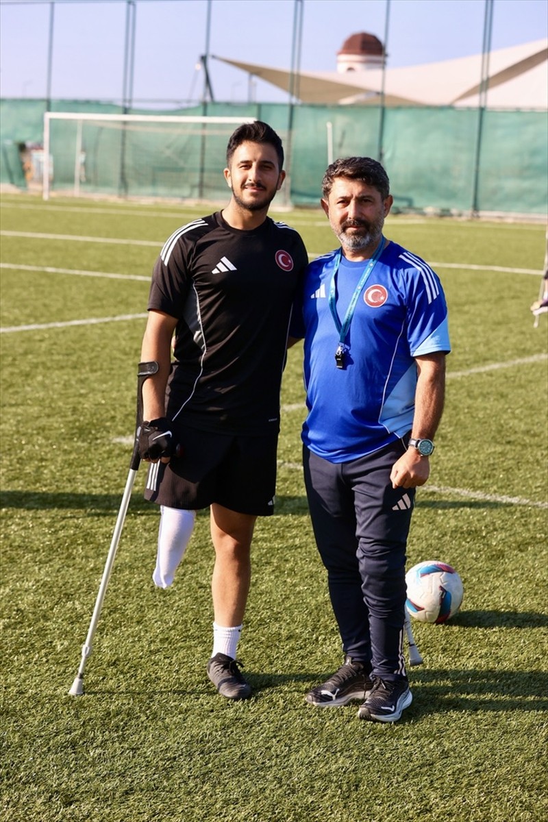 Doğuştan bedensel engelli 23 yaşındaki Eyüp Alparslan(solda), televizyonda izleyip hayalini...