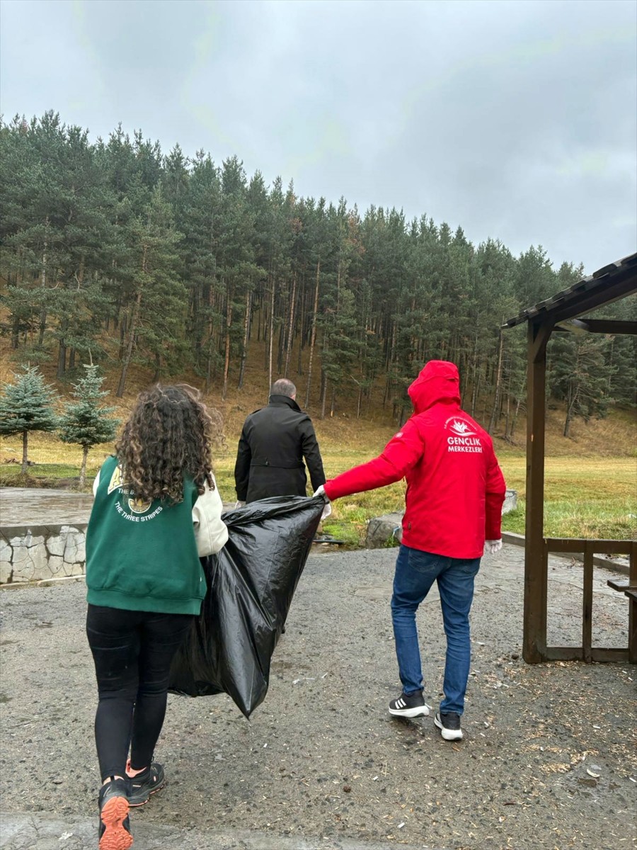 Dünya Temizlik Günü kapsamında Kars'ta bir araya gelen gençler, farkındalık oluşturmak için çevre...