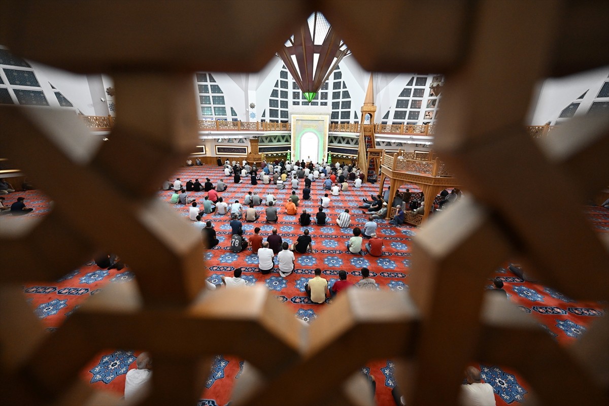 Düzce'nin Akçakoca ilçesinde Selçuklu mimarisiyle yapılan Merkez Camisi'nde Mevlit Kandili...