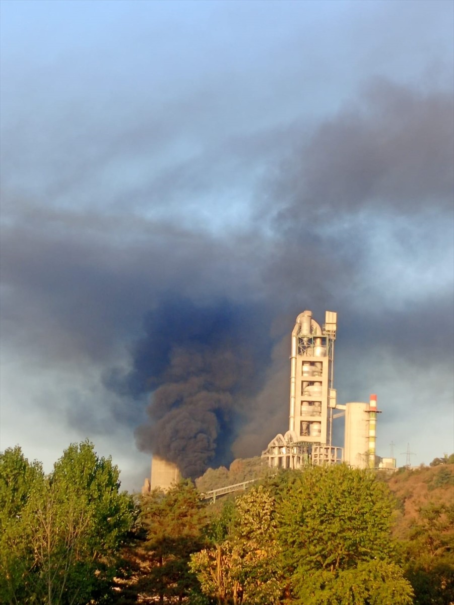 Düzce'nin Yığılca ilçesinde çimento fabrikasında çıkan yangın itfaiye ekiplerinin müdahalesiyle...