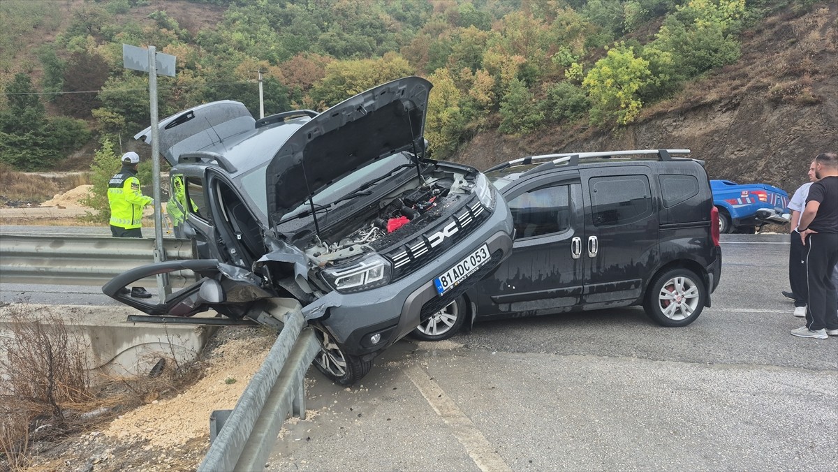 Düzce'nin Yığılca ilçesinde ciple hafif ticari aracın çarpışması sonucu 3 kişi...