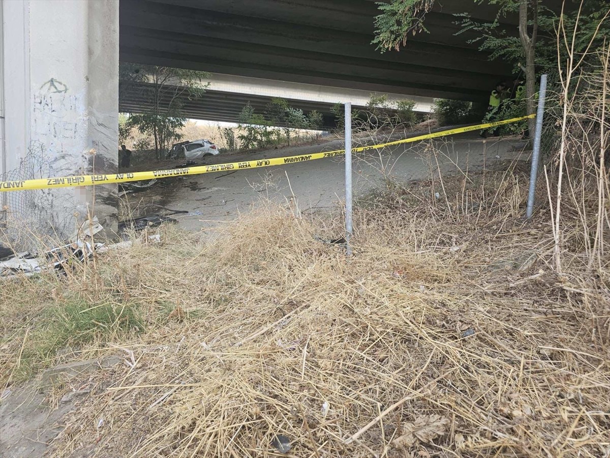 Edirne'de Avrupa Otoyolu'nda köprü ayağına çarpan otomobilin sürücüsü hayatını kaybetti.