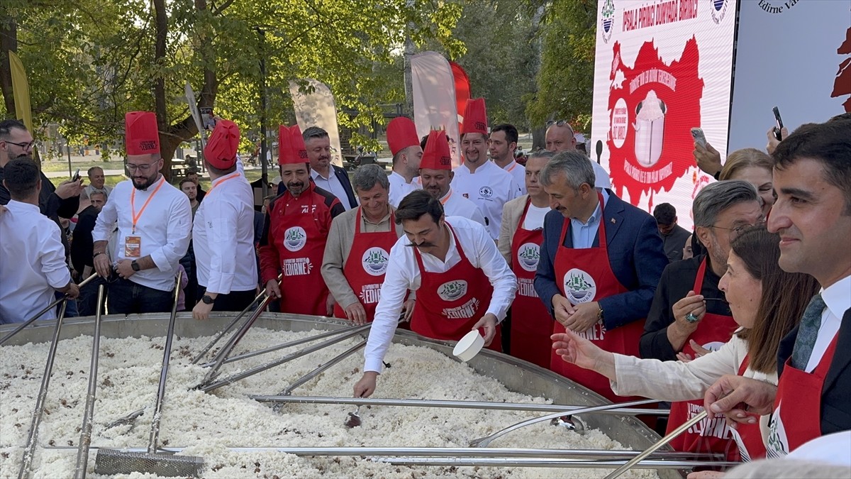 Edirne'de valilikçe düzenlenen "Topraktan Sofraya Edirne Gastronomi Festivali"nde dev tencerede...