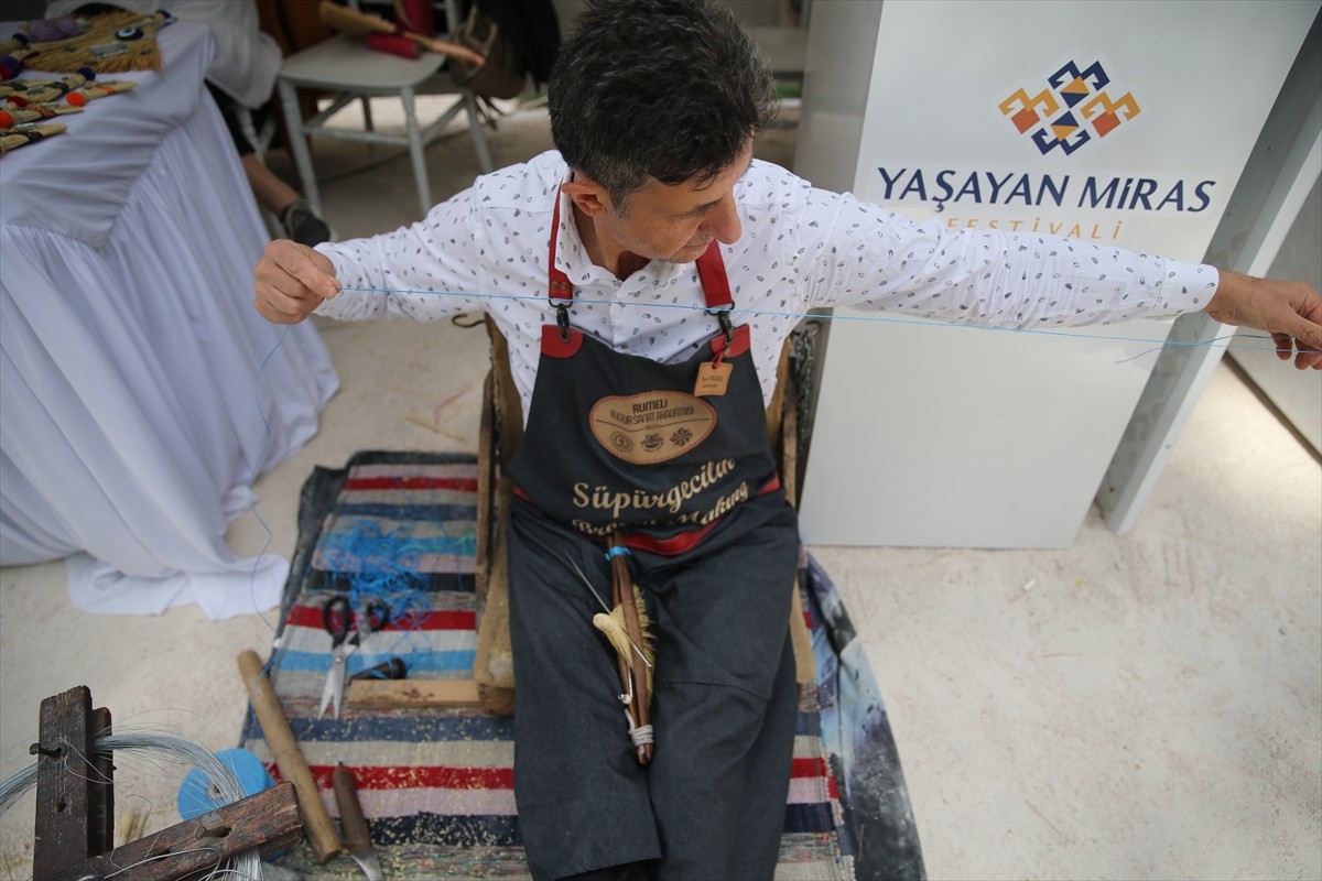 Edirne'de yarım asır önce 400'e yakın üreticisiyle kentin simgelerinden olan süpürgecilik...