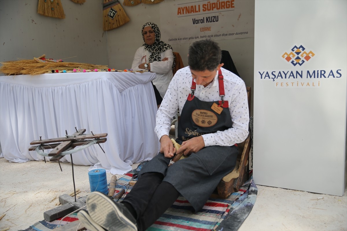 Edirne'de yarım asır önce 400'e yakın üreticisiyle kentin simgelerinden olan süpürgecilik...