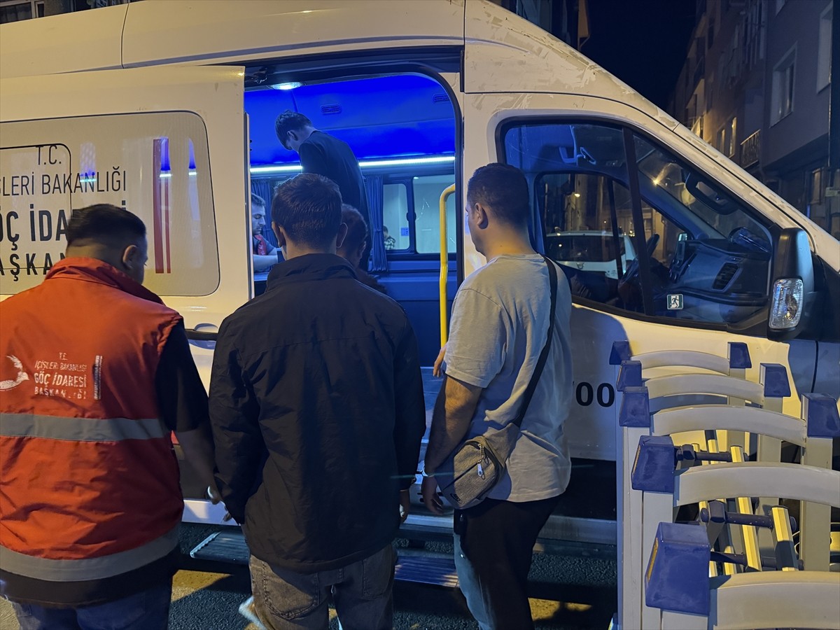 Edirne ve Kırklareli'nde yurda yasa dışı yollarla girdiği belirlenen 19 düzensiz göçmen yakalandı....