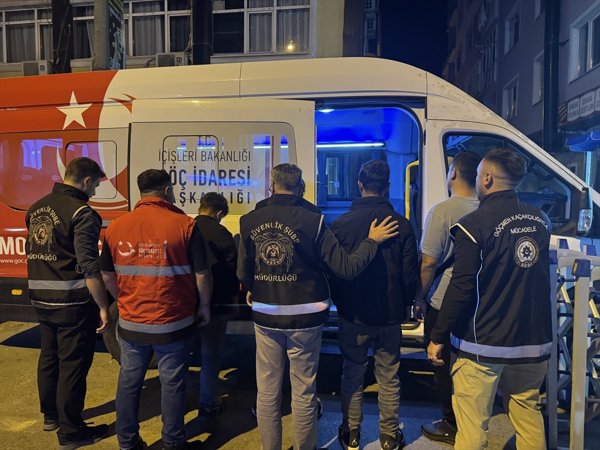 Edirne ve Kırklareli'nde yurda yasa dışı yollarla girdiği belirlenen 19 düzensiz göçmen yakalandı....